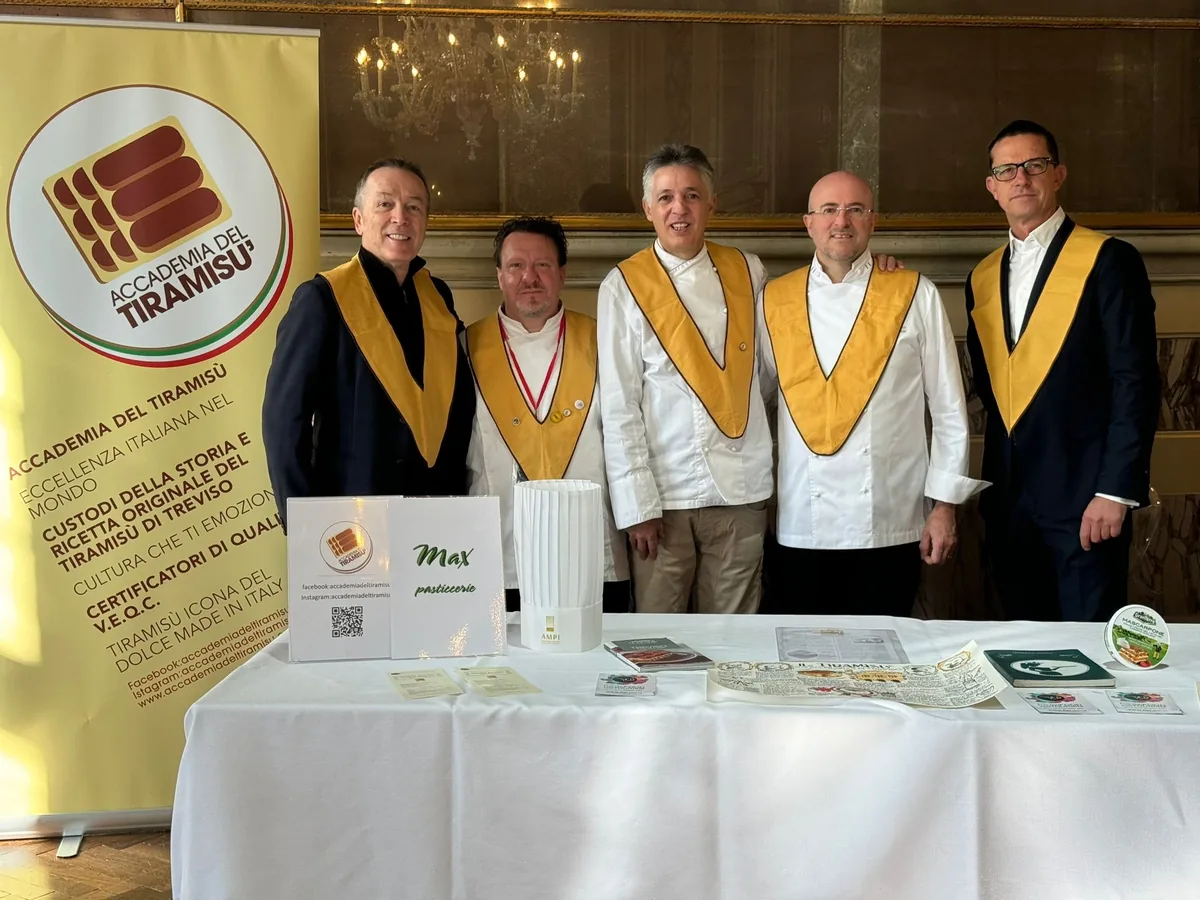 Cinque accademici del Tiramisù con la fascia dorata al Casinò di Venezia, dietro il banco dell'Accademia